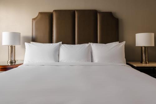 Superior King Room image 7