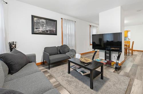 . Sleeps 5 near ferry, train to Boston and downtown -2br apartment