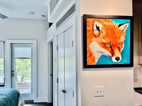 The Hive 102 King with Balcony Pet Friendly thumb 3