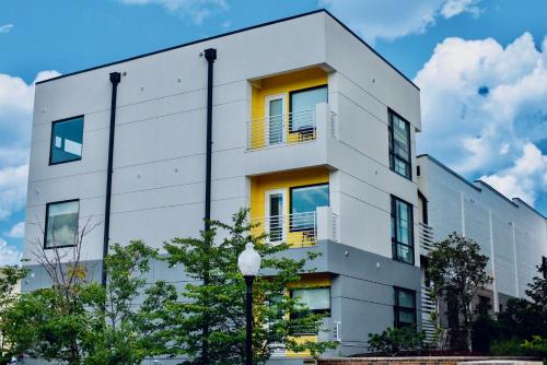 The Hive 102 King with Balcony Pet Friendly detail