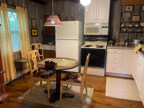 ห้องครัว, Mary's Place - Studio surrounded by nature but close to High Point in ไฮน์พอยต์ (NC)