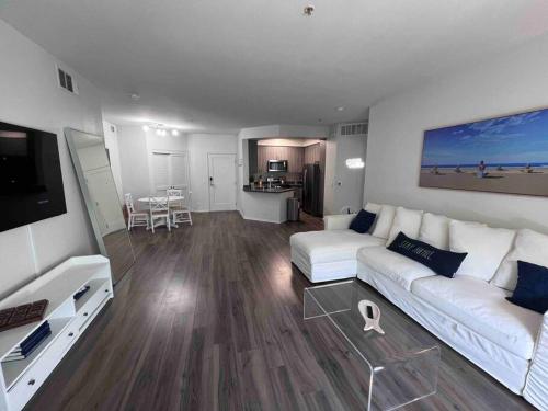 Nautical 2 Bedroom in the of Heart Marina del Rey