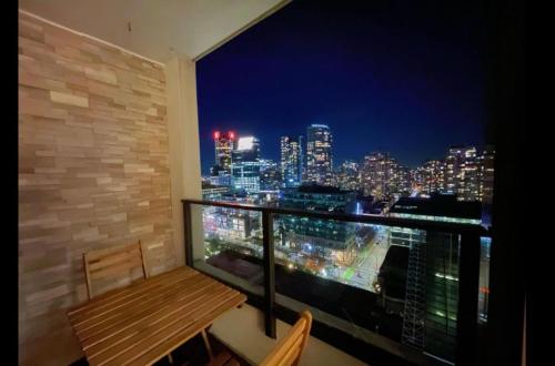 Downtown Vancouver 1-bedroom condo high-rise - Tap to explore photos