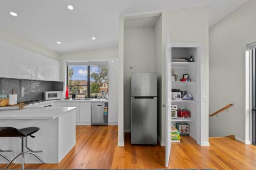 Konyha, Modern 3BR Home Near Medway Golf Club, Highpoint & Melbourne CBD in Footscray