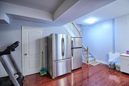 Soho, Comfortable with Free Parking Spot on basement, Vaughan (foto 9)