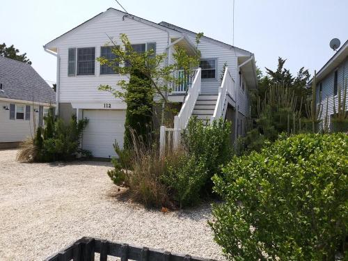 Raised Ranch Style House Close To Beach, Shops And Eateries! in Surf City, USA