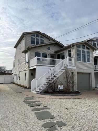 5 Bedroom, 3 Baths And 1 Half Bath In Ship Bottom On Ocean Block in Ship Bottom, Vereinigte Staaten von Amerika