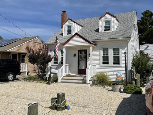 Centrally Located Cape Cod Close To The Bay And Beach In Surf City in Surf City, USA