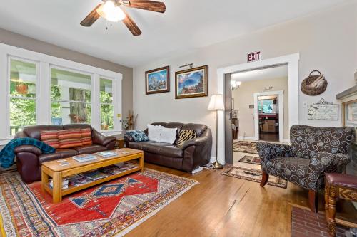Mountain Meadows Inn & Chalet Suites