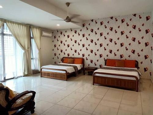 Wood Theme Home / town centre / 18pax