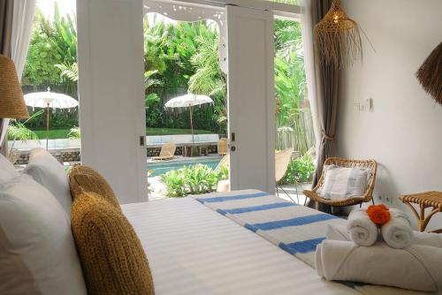 King Suite with Pool View image 5