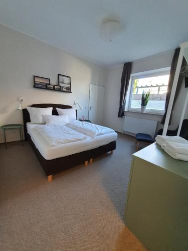bed & kitchen - image 12