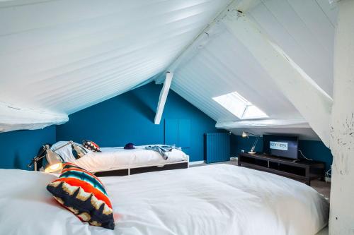LES HALLES KEYWEEK Duplex with Terrace and Parking in Biarritz Center - image 3