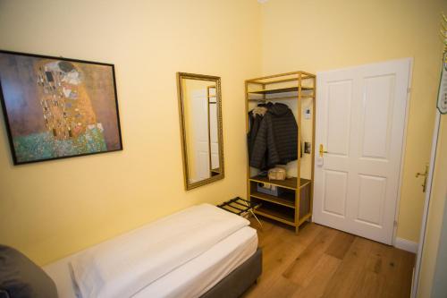 Small Single Room image 4