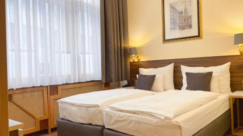 Classic Double Room image 7