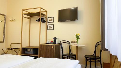 Classic Double Room image 6