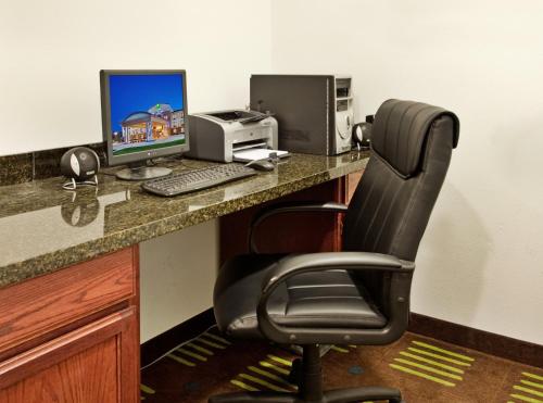 Holiday Inn Express Hotel & Suites St. Charles, an IHG Hotel