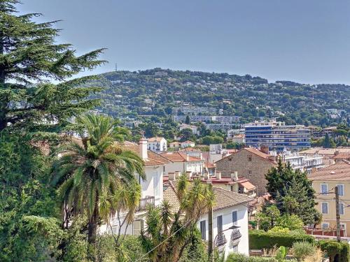 Cannes - 3 pieces a 15mn Palais - Tap to explore photos