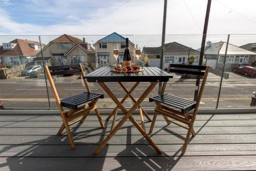 LOOKOUT by BOURNECOAST - A Stylish Flat with a Balcony, SEA GLIMPSES and Parking- Just a 10 Minute W – khách sạn tại East Southbourne and Tuckton
