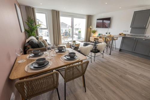 Kitchen, BOURNECOAST - Stylish Flat with BALCONY - SEA GLIMPSES - 10 MIN WALK TO BEACH - PARKING - WIFI - FM8 in East Southbourne and Tuckton