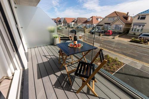 Balcony/terrace, BOURNECOAST - Stylish Flat with BALCONY - SEA GLIMPSES - 10 MIN WALK TO BEACH - PARKING - WIFI - FM8 in East Southbourne and Tuckton