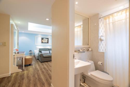 room detail thumbnail 2