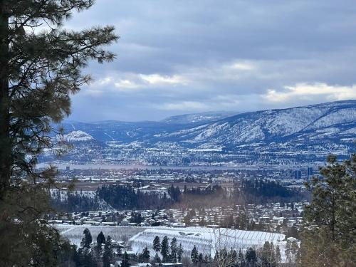 Lake and Mountain View Cozystay close to airport in Kelowna, Canada