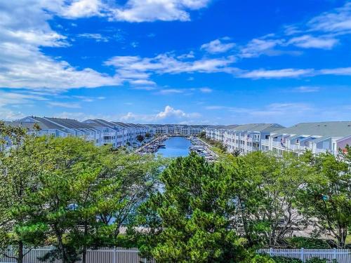 Canal Views and Walking Distance to Ocean and Park