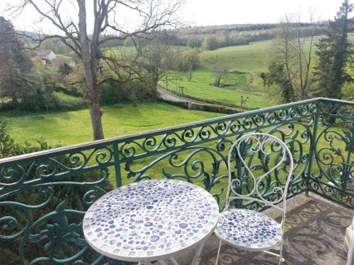Balkons/terase, Domaine des Myosotis, holiday home in Moulins-Engilbert