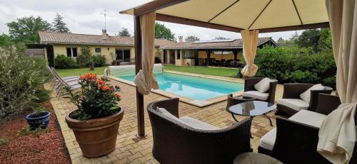 Villa indépendante, parc et piscine privée, ramassez vos oeufs coques gîte à louer Camps-sur-l'Isle