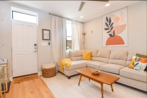 Beautiful Home w/ Rooftop Deck Within A 5 Mintue Walk To Johns Hopkins Hospital in Baltimore, USA