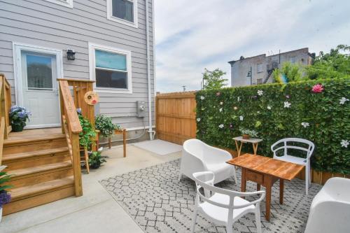 Beautiful Home w/ Rooftop Deck Within A 5 Mintue Walk To Johns Hopkins Hospital