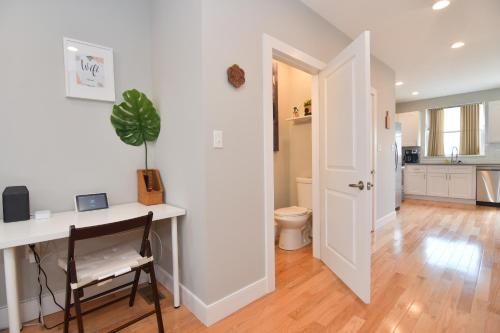 Beautiful Home w/ Rooftop Deck Within A 5 Mintue Walk To Johns Hopkins Hospital in Baltimore, USA