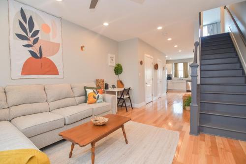 Beautiful Home w/ Rooftop Deck Within A 5 Mintue Walk To Johns Hopkins Hospital in Baltimore, USA
