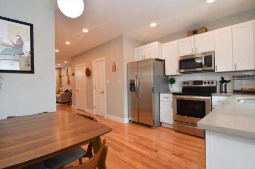 Beautiful Home w/ Rooftop Deck Within A 5 Mintue Walk To Johns Hopkins Hospital