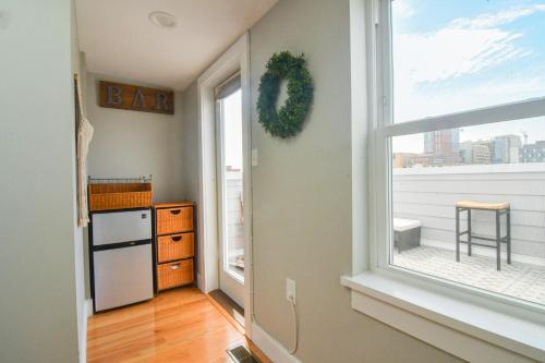 Beautiful Home w/ Rooftop Deck Within A 5 Mintue Walk To Johns Hopkins Hospital