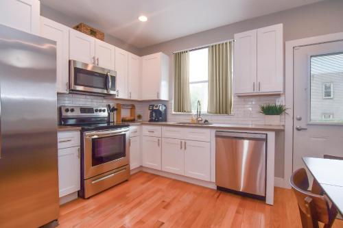 Beautiful Home w/ Rooftop Deck Within A 5 Mintue Walk To Johns Hopkins Hospital in Baltimore, USA