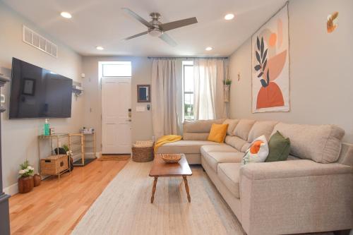 Beautiful Home w/ Rooftop Deck Within A 5 Mintue Walk To Johns Hopkins Hospital in Baltimore, USA