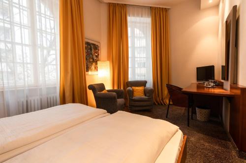 Carlton Astoria - main image