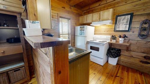 Chelles Sanctuary cabin in Townsend, USA