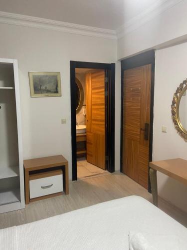 Economy Double Room image 9