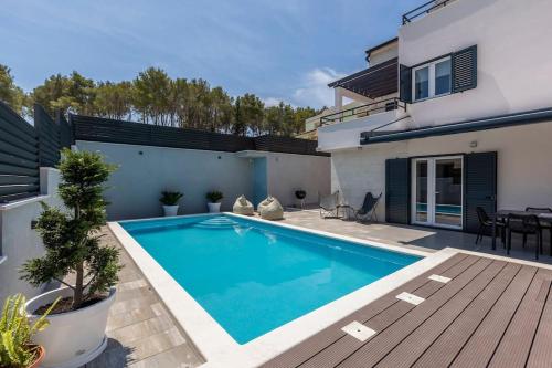 Exclusive Villa Del Mar in Milna with a pool