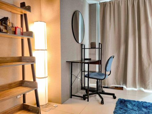 Cozy 1BR with Balcony and Netflix in Uptown BGC, Manila