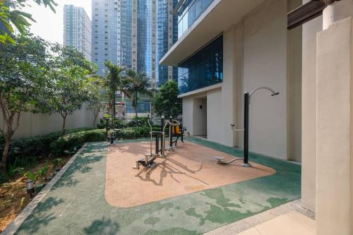 Cozy 1BR with Balcony and Netflix in Uptown BGC, Taytay, Rizal