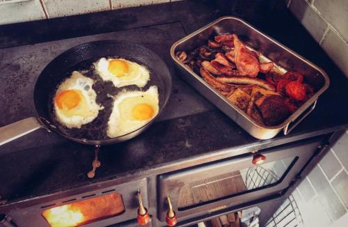 Food and beverages, 1 Bed Glamping Hut - Firepit Fireplace Views in Washington