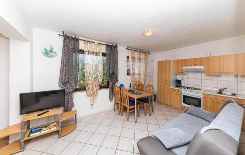 1 Bedroom Awesome Apartment In Kastel Kambelovac