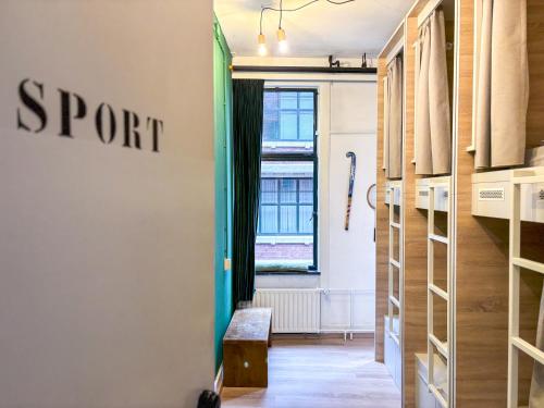 Hostel ROOM Rotterdam Room Type - Pod in 8-Bed Mixed Dormitory Room