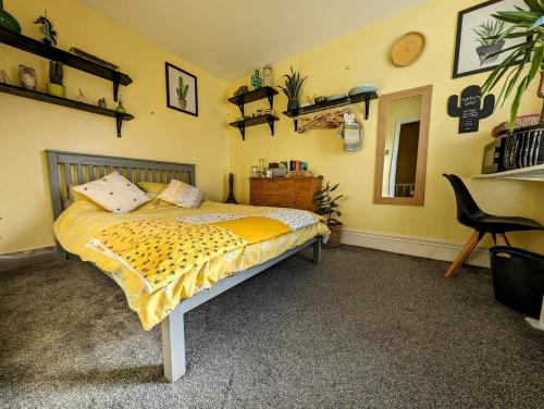 Double Room in Newhaven with own TV & Microwave -plus cereal and toast breakfast