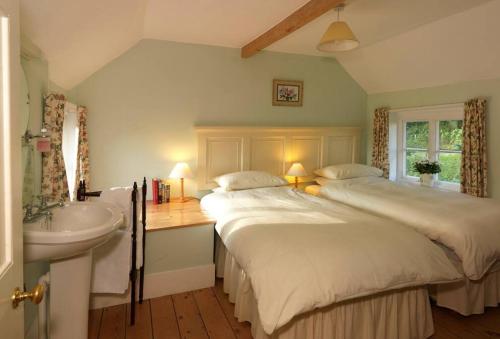 Spacious Holiday Cottage with Scenic Views in Houpbodlera