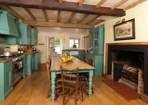 Spacious Holiday Cottage with Scenic Views in Houpbodlera
